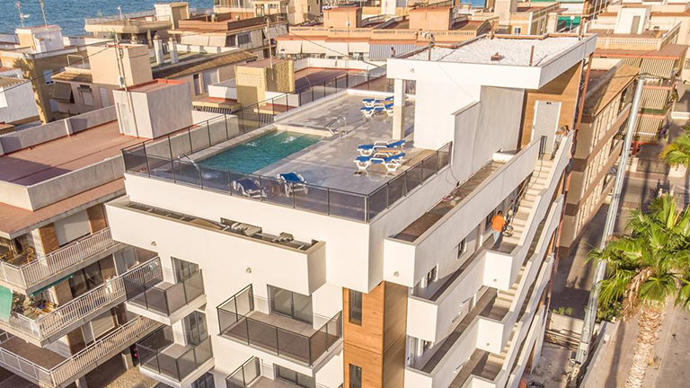 El uso de Cloración Salina en Piscinas. Piscina en cubierta, impermeabilizada por Krystaline.