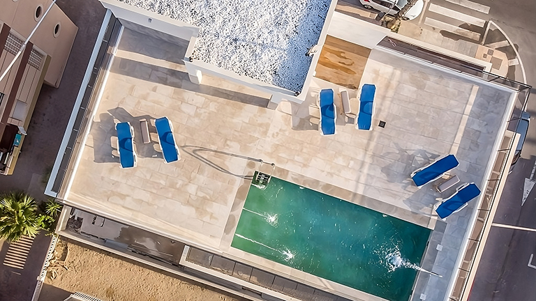 El uso de Cloración Salina en Piscinas. Piscina en cubierta, impermeabilizada por Krystaline.